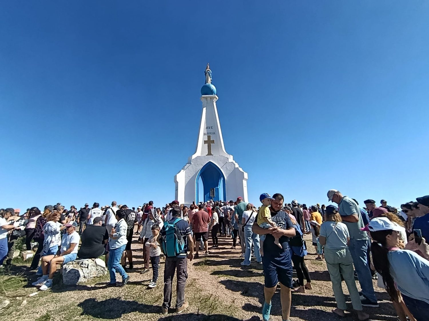Miles de personas peregrinaron al Santuario Nacional de la Virgen del Verdún - 32