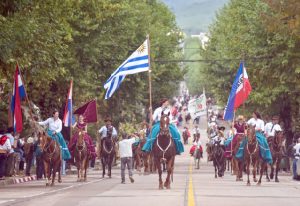 Tradición a caballo el desfile gaucho volvió a ser protagonista en Minas y Abril