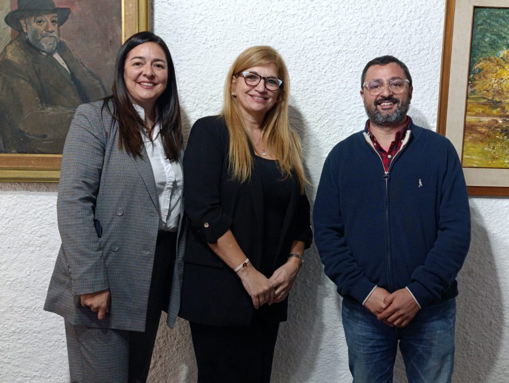 Andrea Cóccaro, secretaria de la JDL, la directora de la Escuela de Gobierno Jeanette Estévez y el presidente de la JDL Mauro Álvarez