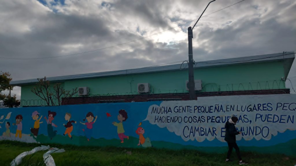 Pintada colectiva llenó de color y pertenencia al CAIF Dejando Huellitas