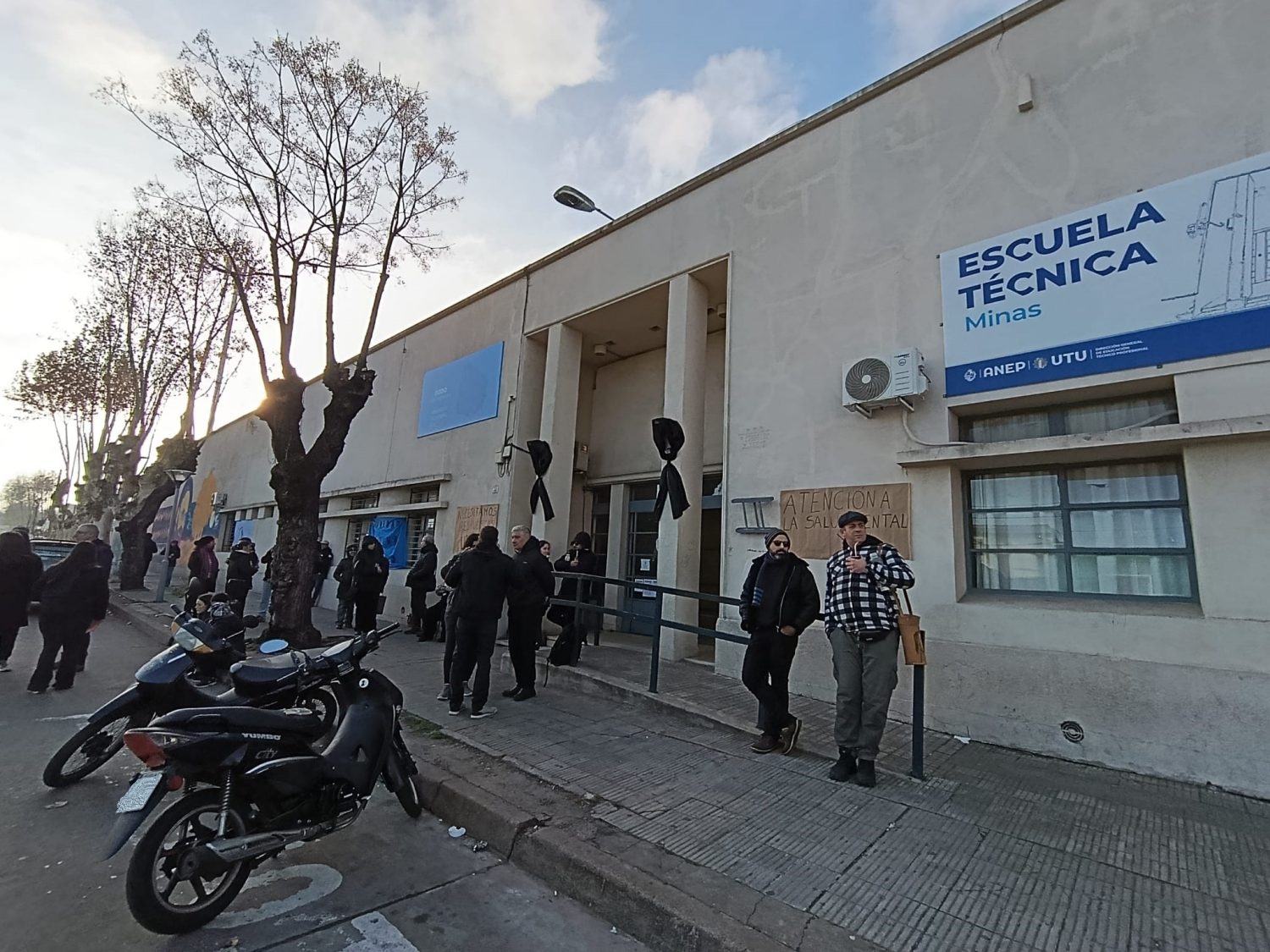 Docentes y funcionarios de UTU Minas realizaron paro de 24 horas y se manifestaron frente a la institución - 1