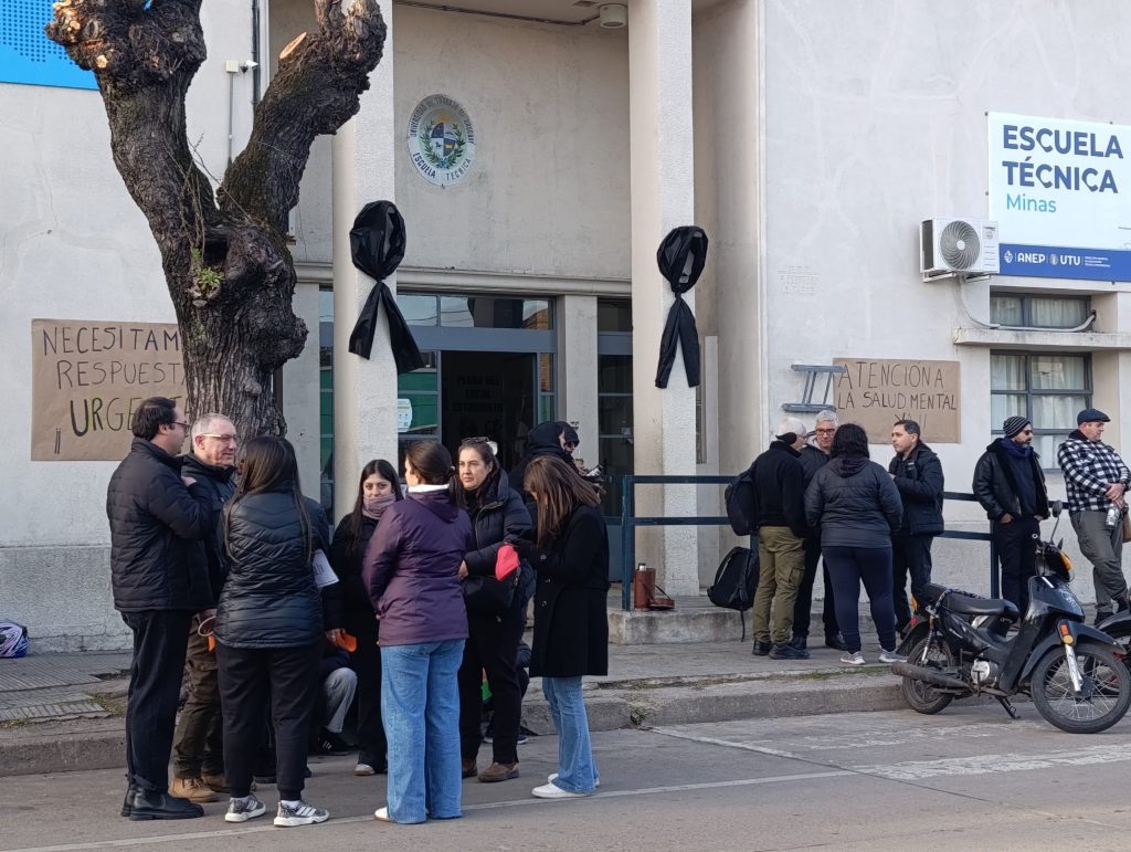 Docentes y funcionarios de UTU Minas realizaron paro de 24 horas y se manifestaron frente a la institución - 2