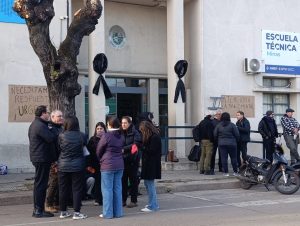 Docentes y funcionarios de UTU Minas realizaron paro de 24 horas y se manifestaron frente a la institución - 2